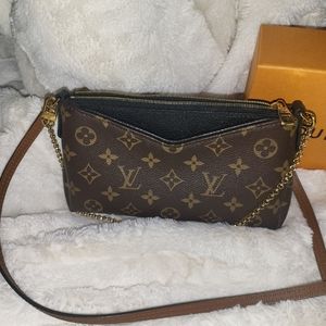 💯 Authentic Louis Vuitton Pallas crossbody clutch